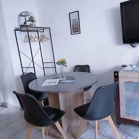 Logement Rez-de-chaussee, Entree Privative + Cour Appartamento *
