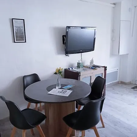 Logement Rez-de-chaussee, Entree Privative + Cour Appartamento
